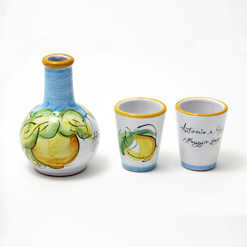 Matrimonio a Sorrento: - Bomboniere di Limonello in Ceramica Bicchierini come segnaposto con bottiglia in ceramica dipinta a mano