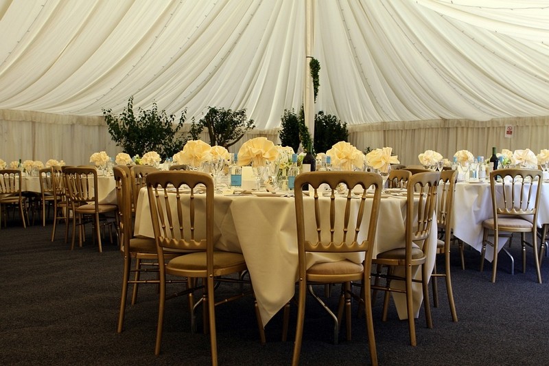 Matrimonio a Sorrento: - Catering per Eventi I catering per matrimonio si occuperanno anche di allestire Tavoli e sedie