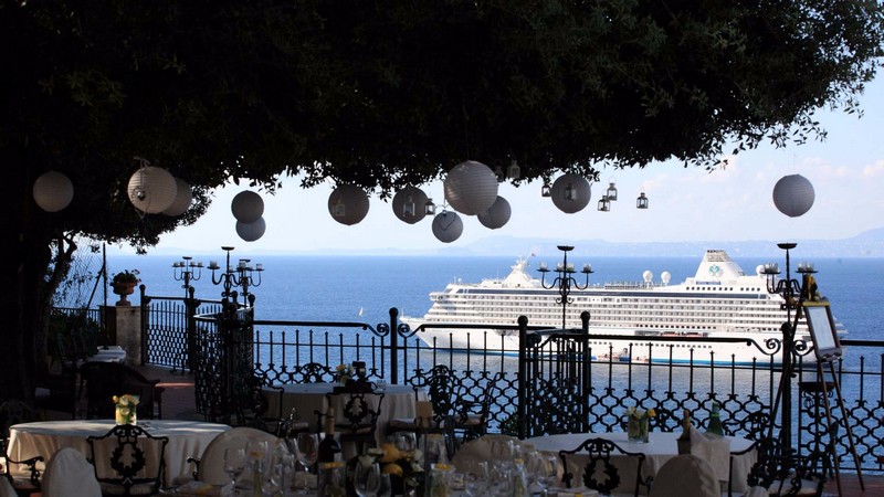 Matrimonio a Sorrento: - Villa Antiche Mura Una Nave da crociera avanti la nostra terrazza