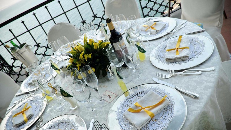 Matrimonio a Sorrento: - Villa Antiche Mura Le preparazione dei Tavoli per un matrimonio