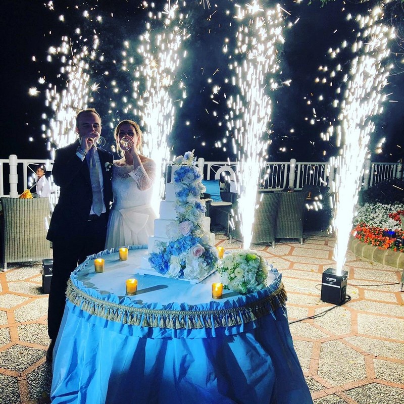 Matrimonio a Sorrento: - Fontane Fredde Luminose al taglio torta Fontane Luminose
