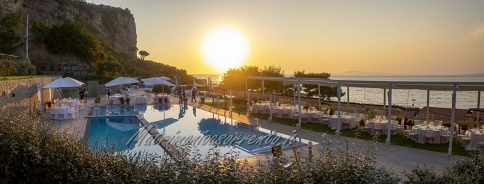Matrimonio a Sorrento: - Hotel e Resort Le Axidie Terrazza tra piscina e mare - Resort Le Axidie
