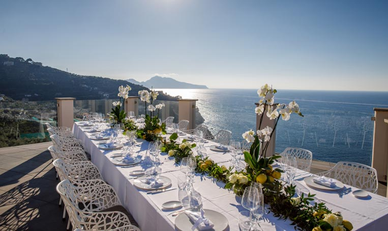 Matrimonio a Sorrento: - Villa Fiorella Art Hotel Tavolo imperiale vista Capri