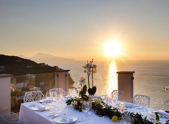 Matrimonio a Sorrento: - Villa Fiorella Art Hotel tramonto con tavoloimperiale